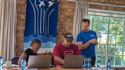 Roman helps the sePulana team