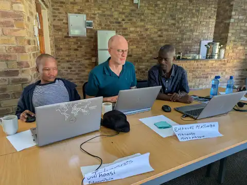 John working with student in Portuguese