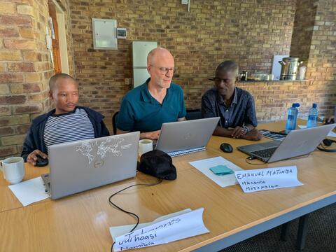John working with student in Portuguese