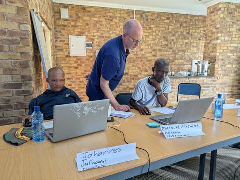 John working with student in Portuguese