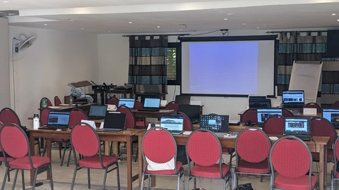 Break time Day 1. Participants are looking at Guinea-Bissau websites for things to emulate or avoid.