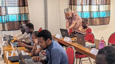 Dan supporting the Jola-Fogny trainees. Pulaar & Kwatay teams at work in the foreground.