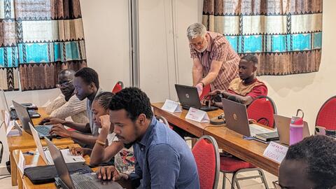 Dan supporting the Jola-Fogny trainees. Pulaar & Kwatay teams at work in the foreground.