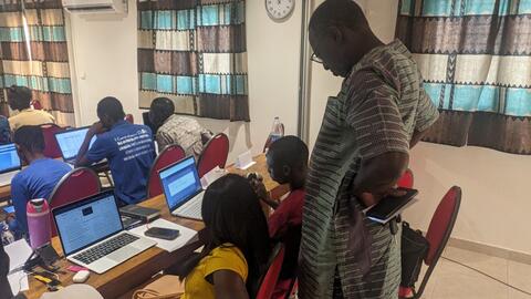 DPTLL director François checks his daughter's work on the Noon site!