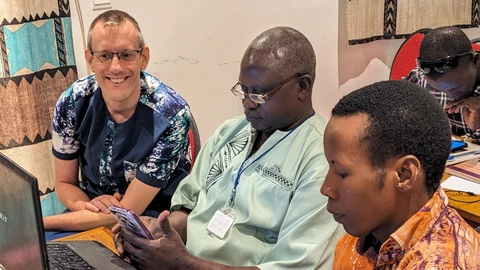 Visiting mission partner Jonathan getting to know Manjac trainees