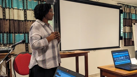 Workshop organizer Sophie giving a last-minute pep talk to the trainees