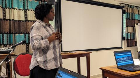 Workshop organizer Sophie giving a last-minute pep talk to the trainees