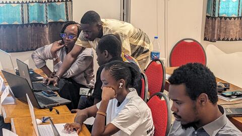 Workshop organizer Sophie working with Kwatay and Jola-Fogny trainees