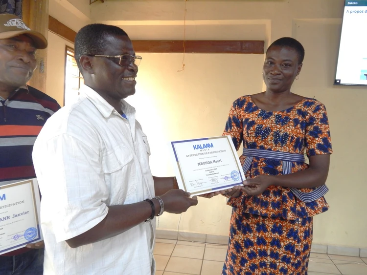 Rebecca giving a participant his certificate